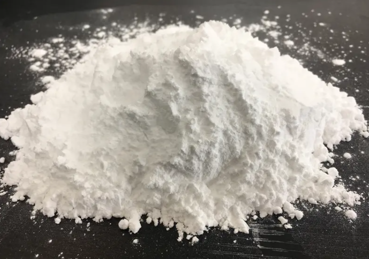 Imagem mostrando p&oacute; de melamina branco puro em uma tigela, pronto para uso na fabrica&ccedil;&atilde;o de laminados, talheres e adesivos.