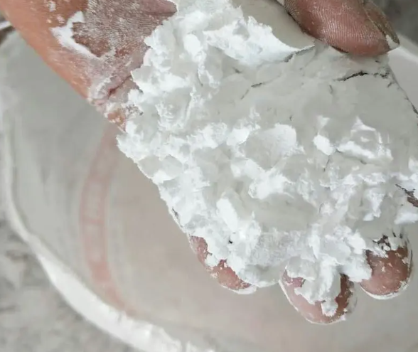 Melamine Powder Imagem mostrando pó fino de melamina branca usado na fabricação de laminados, talheres, revestimentos e adesivos.